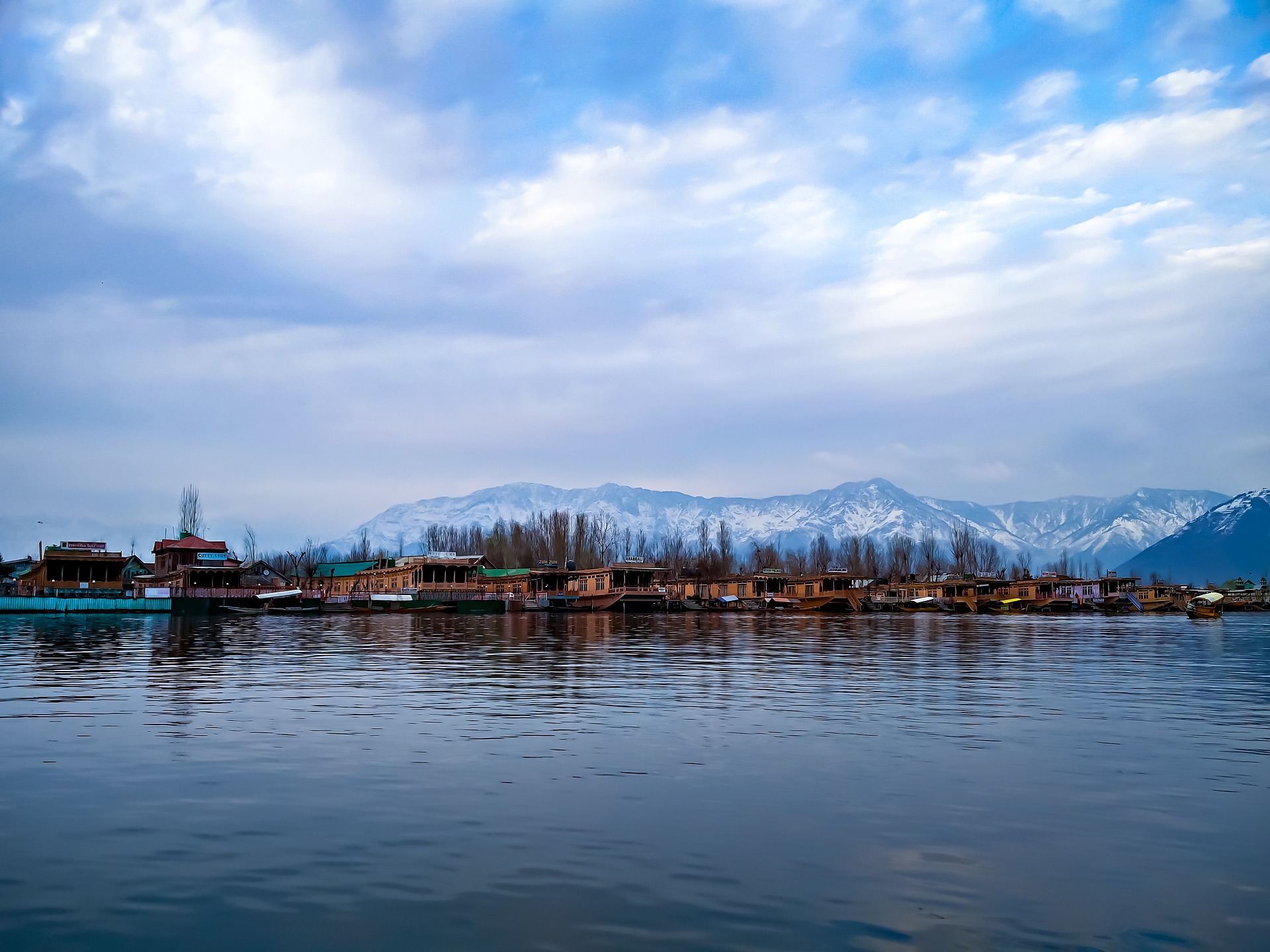 Kashmir trip from Delhi with a comfortable cab journey
